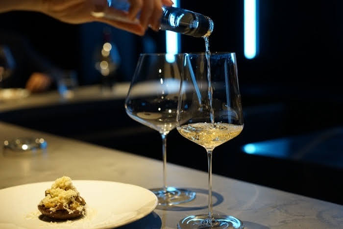 レストランでワインをグラスに注ぐエレガントなシーン